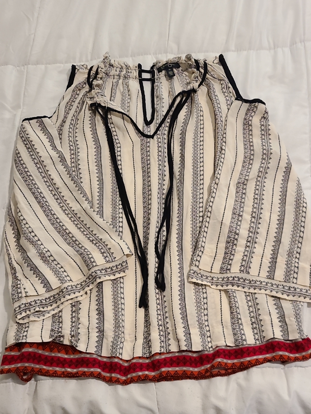 Jessica Simpson Cold Shoulder Cream and Black Top Sz XL